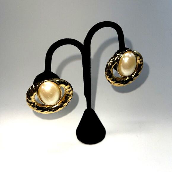 Vintage Earrings Clip On Hammered Heavy Gold Tone Faux Pearl Cabochon B#18 - Picture 5 of 8